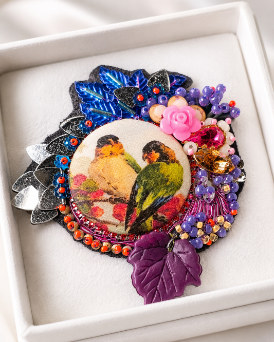 Broche artisanale « Les Inséparables » 🕊️