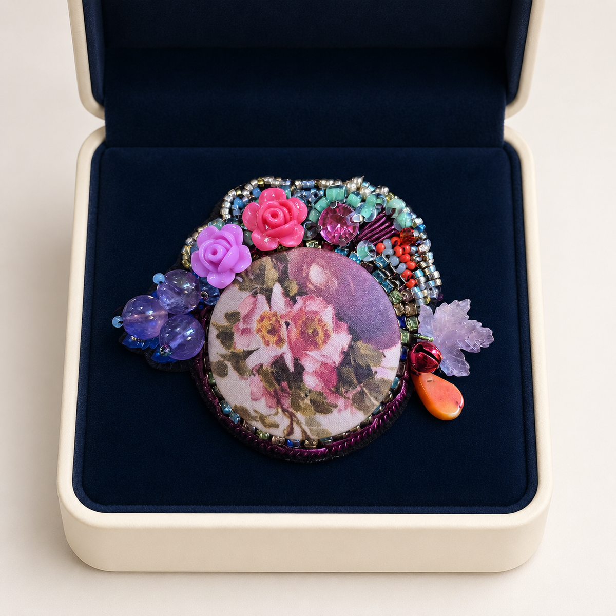 Isadora — Broche fleurie brodée à la main