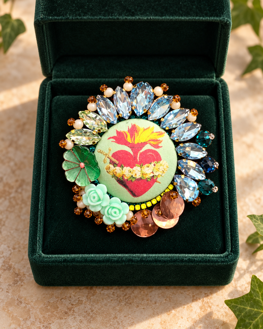 Cœur en fleur — Broche ex-voto brodée à la main