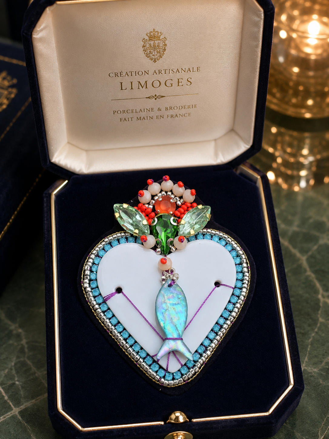 Broche brodée Cœur Poisson en porcelaine de Limoges | Pièce unique