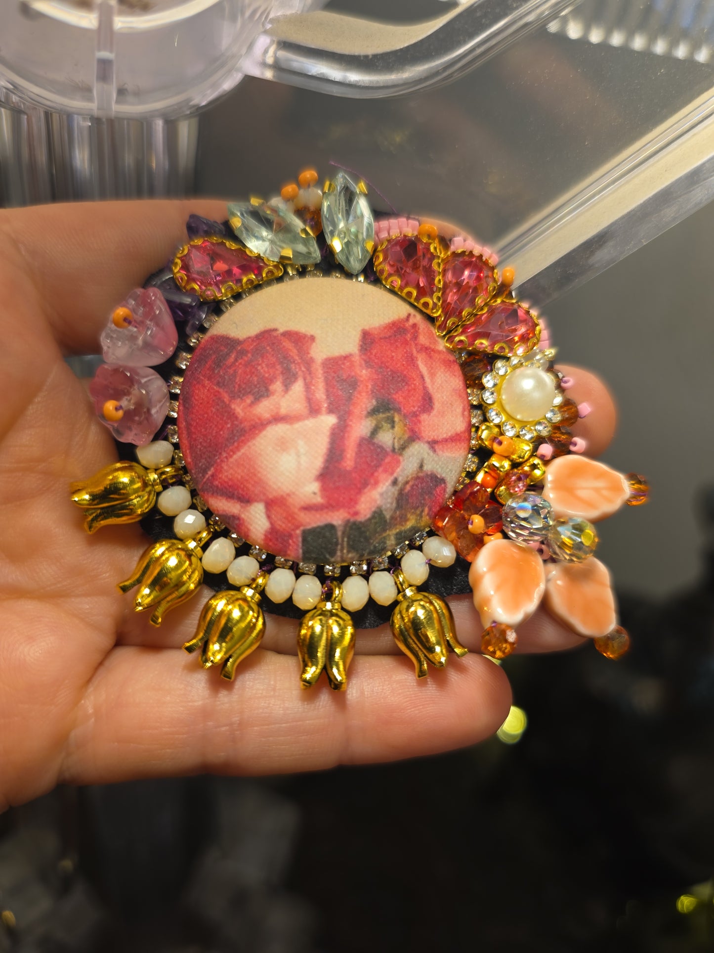 Rosita.  Broche brodée à la main